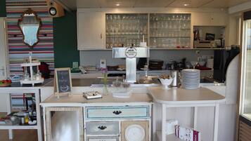 Refrigerador, horno, placa de cocina, lavavajillas