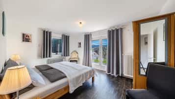 5 habitaciones, tabla de planchar con plancha, wifi y ropa de cama