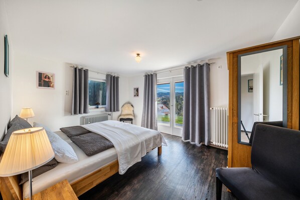 5 bedrooms, iron/ironing board, WiFi, bed sheets