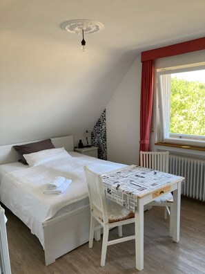 5 bedrooms, iron/ironing board, WiFi, bed sheets