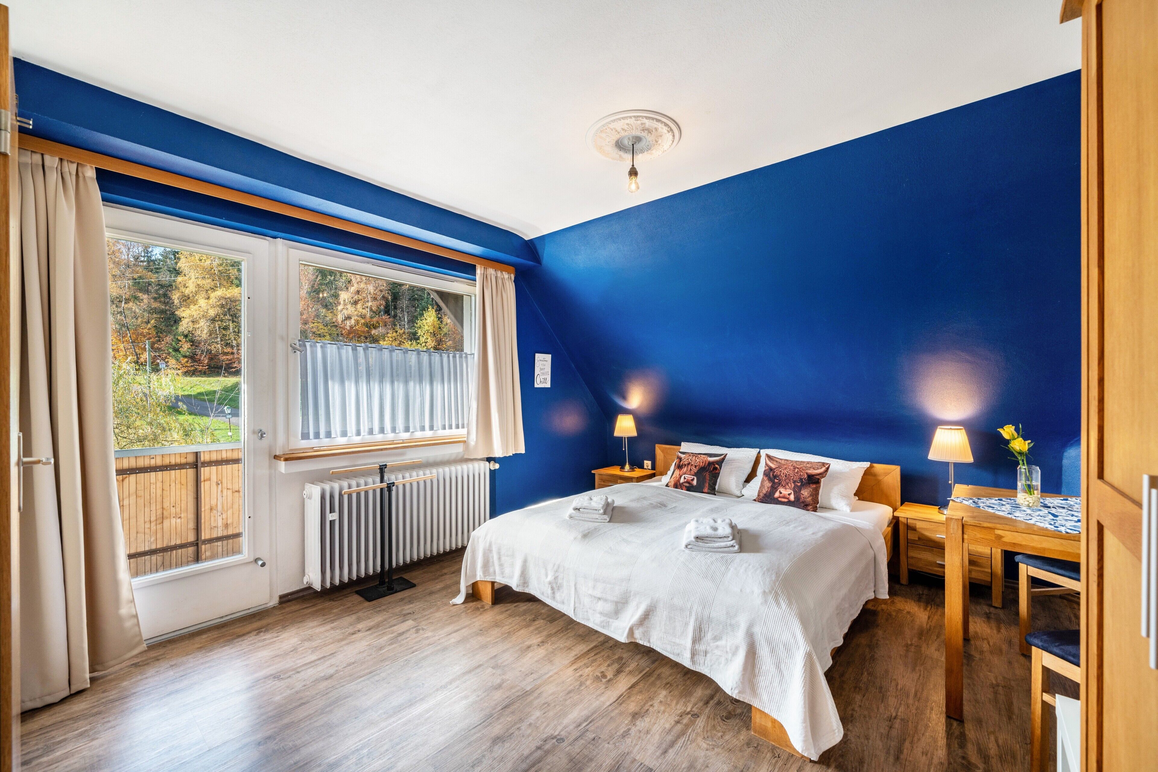 5 habitaciones, tabla de planchar con plancha, wifi y ropa de cama 