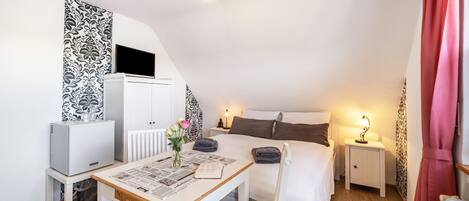 5 bedrooms, iron/ironing board, WiFi, bed sheets