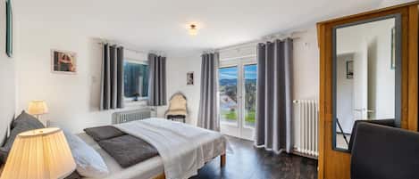 5 bedrooms, iron/ironing board, WiFi, bed sheets