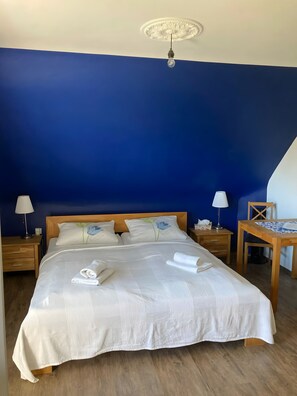 5 bedrooms, iron/ironing board, WiFi, bed sheets
