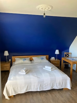5 bedrooms, iron/ironing board, WiFi, bed sheets