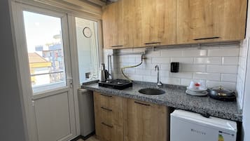 Departamento estándar, cocina, vista al parque | Cocina privada | Frigobar, parrilla de estufa, cafetera y tetera y tetera eléctrica