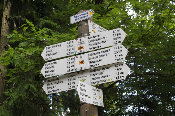 A directional signpost with multiple arrows pointing to various destinations and their distances. - Room 'No. 4 with Private Balcony' with Shared Terrace, Shared Garden and Wi-Fi (Mühlenbach)