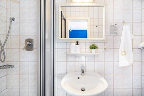 Douche, sèche-cheveux, serviettes fournies