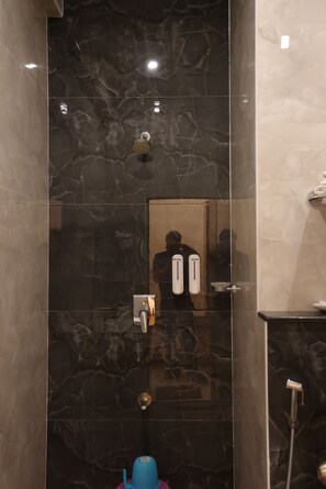 Ducha, secador de pelo, toallas y champú