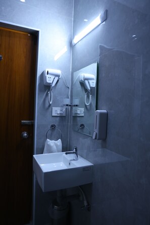 Douche, séchoir à cheveux, serviettes fournies, shampooing