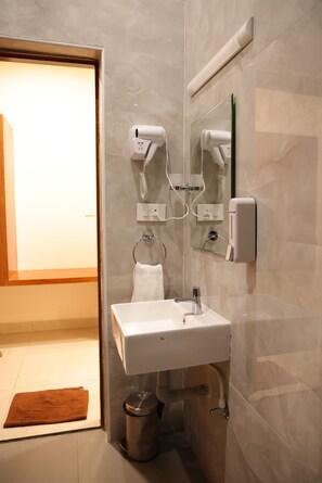 Superior Room | Bathroom | Shower, hair dryer, towels, shampoo - Nanda Mohan Residency (Tirupati)