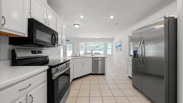 Signature House, 3 Bedrooms, Non Smoking, Patio | Private kitchen