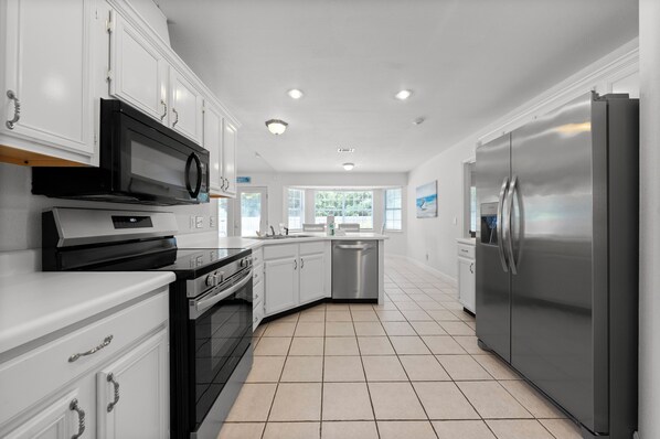 Signature House, 3 Bedrooms, Non Smoking, Patio | Private kitchen | Fridge, microwave, oven, stovetop