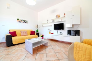 Villa, 2 chambres, piscine privée | Coin séjour | Télévision de 30 pouces avec chaînes par satellite