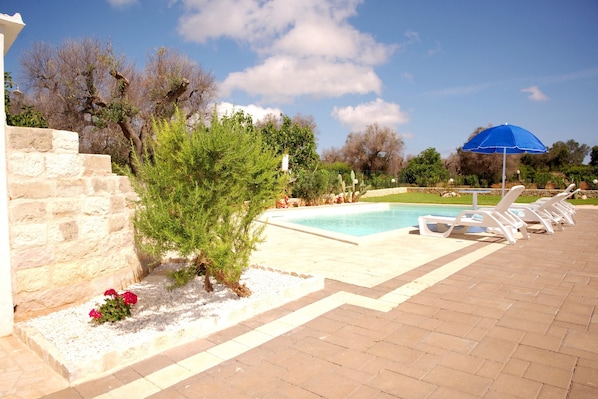 Piscine extérieure (ouverte en saison), parasols de plage