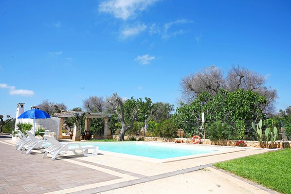 Seasonal outdoor pool, pool umbrellas, sun loungers