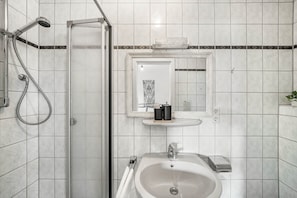 Dusche, Haartrockner, Handtücher