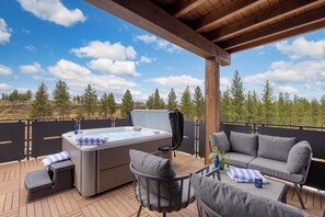 Outdoor spa tub - Sleeps 20 | 4 Units, Hot Tub, Deck, Near Downtown+Old Bend | Aerie by AvantStay (Bend)