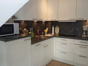 Fridge, microwave, stovetop, coffee/tea maker