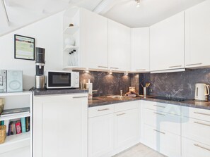 Wasserkocher mit Kaffee-/Teezubehör, Kühlschrank, Mikrowelle, Herdplatte