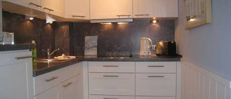 Réfrigérateur, micro-ondes, plaque de cuisson, cafetière/bouilloire