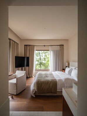 Doppia Signature, vista giardino | Una scrivania, postazione laptop, tende oscuranti, ferro/asse da stiro