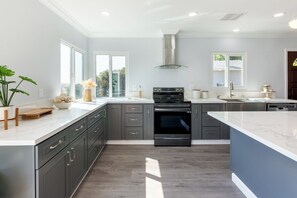 Microwave, stovetop, dishwasher - Enchanting 4-bedroom house with panoramic view in Pasadena. (Pasadena)