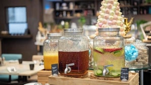 Un espace dédié aux boissons, avec un assortiment de breuvages et un élément décoratif central.