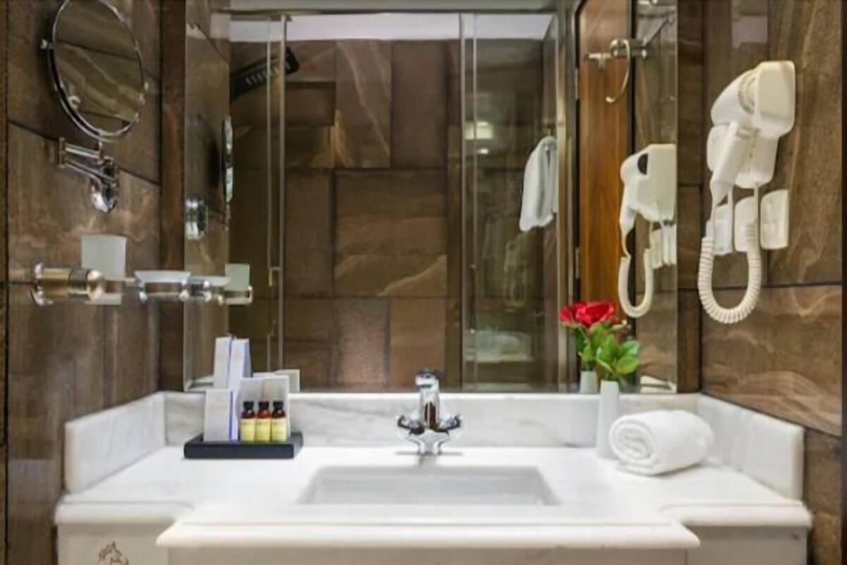 Basic Double or Twin Room, City View | Bathroom | Shower, free toiletries, hair dryer, slippers