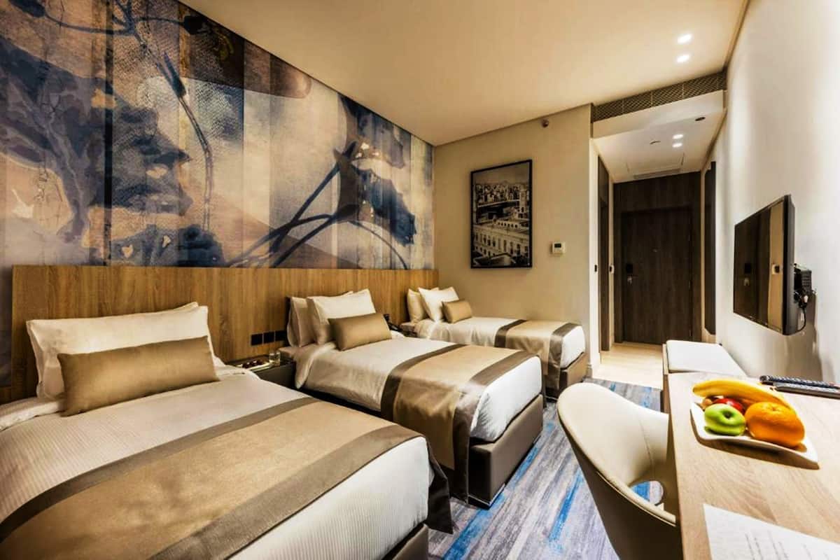 Camera Basic con letto matrimoniale o 2 letti singoli, vista città | Una cassaforte in camera, una scrivania, ferro/asse da stiro