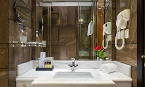 Phòng đôi hoặc 2 giường đơn cơ bản, quang cảnh thành phố | Phòng tắm | Buồng tắm vòi sen, đồ dùng nhà tắm miễn phí, máy sấy tóc