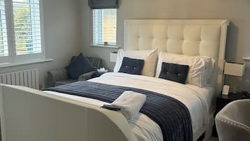 高級寝具、客室ごとに異なる装飾、客室ごとに異なるインテリア、デスク