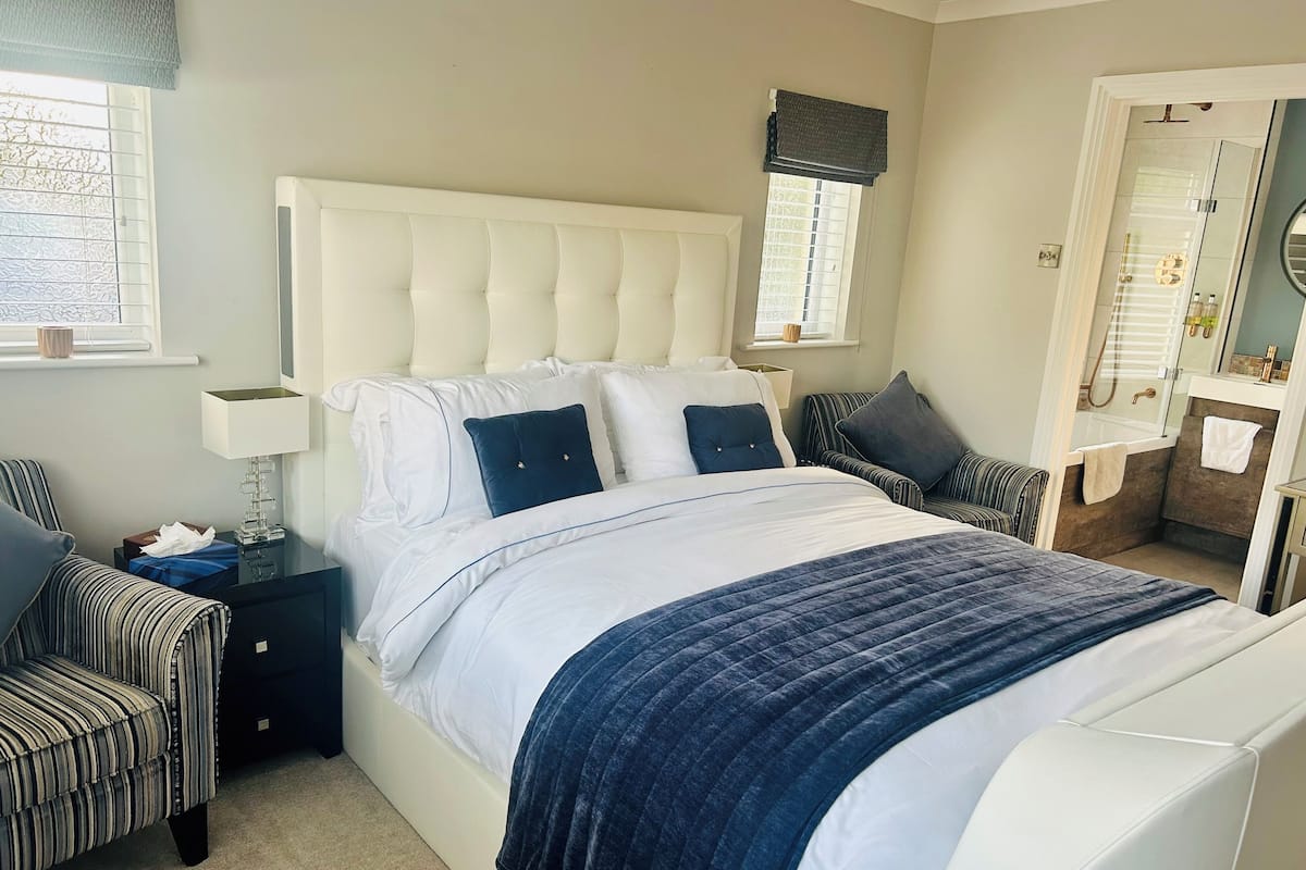 Dobbeltrom – standard | Skrivebord, skrivebord for bærbar PC og strykejern/-brett