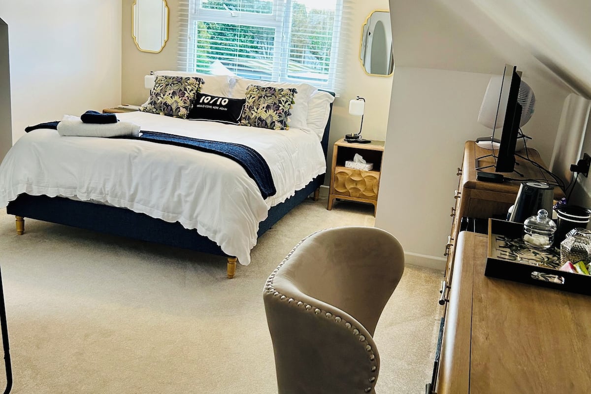 Habitación estándar doble | Ropa de cama de alta calidad y decoración individual