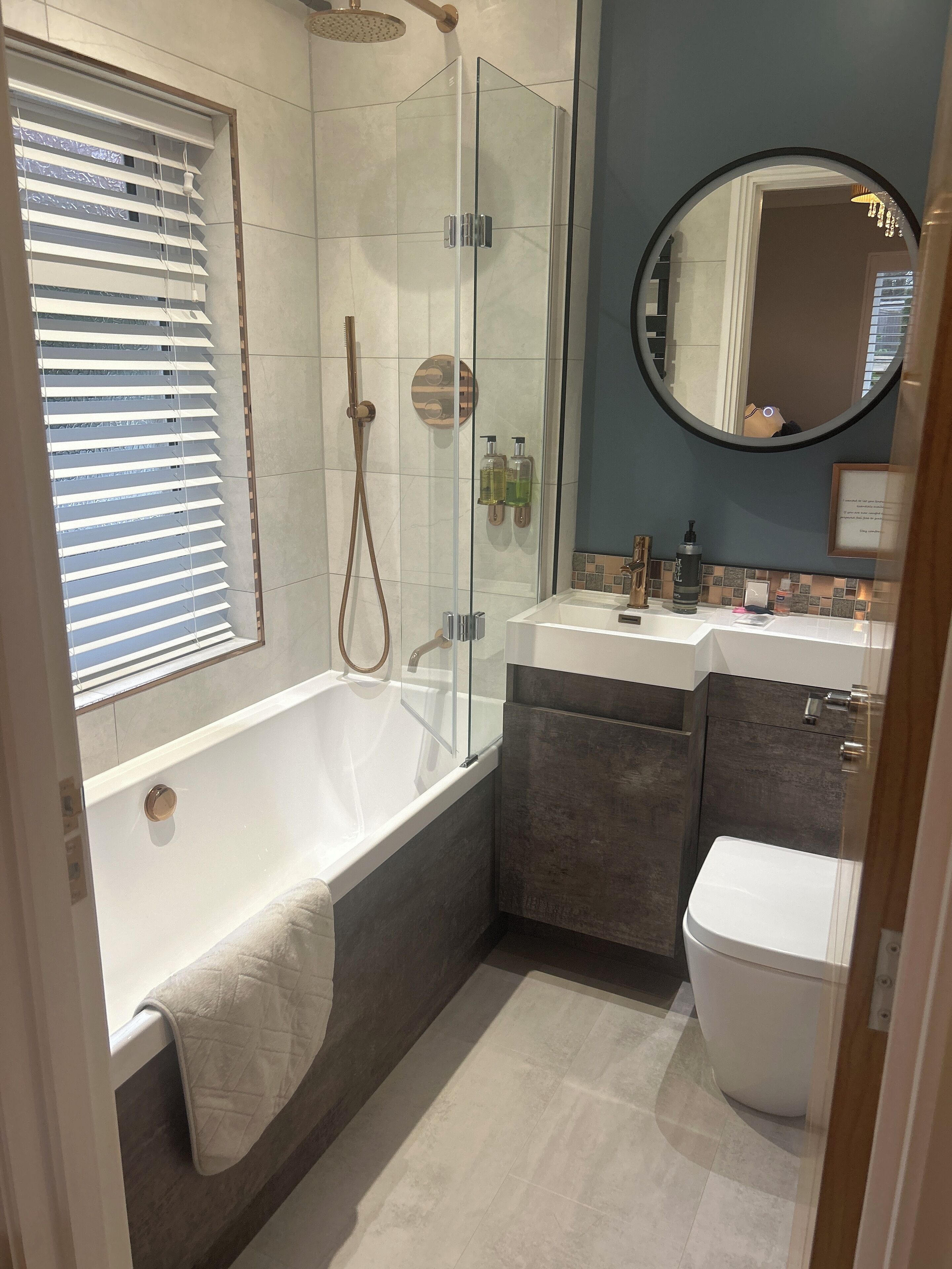 King Room | Bathroom | Free toiletries, hair dryer, towels, soap