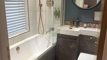 King Room | Bathroom | Free toiletries, hair dryer, towels, soap