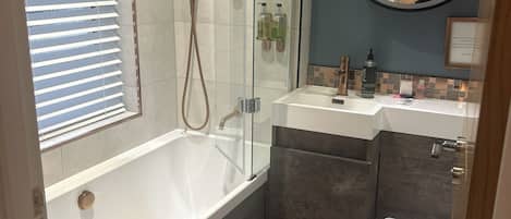 King Room | Bathroom | Free toiletries, hair dryer, towels, soap