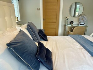 Dobbeltrom – standard | Skrivebord, skrivebord for bærbar PC og strykejern/-brett