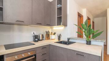 Frigorifero, microonde, forno, piano cottura