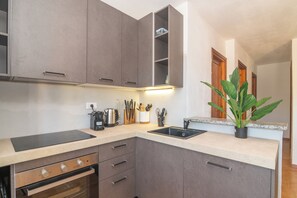 Kühlschrank, Mikrowelle, Ofen, Herdplatte