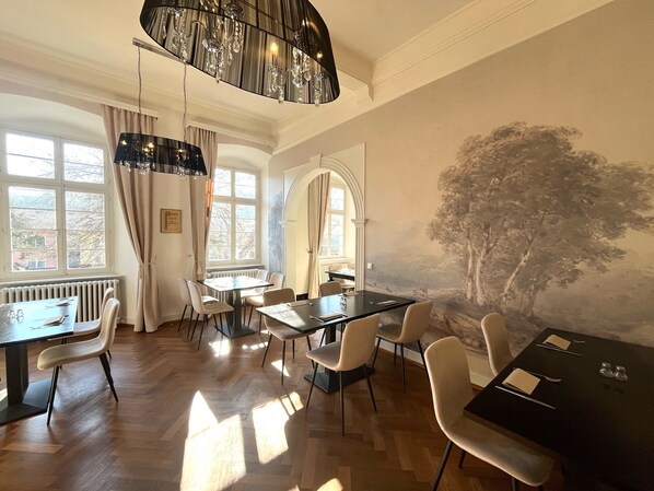 朝食 (コンチネンタル ブレックファスト)、毎日提供 (無料)