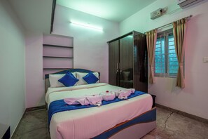 6 bedrooms, iron/ironing board, WiFi, bed sheets