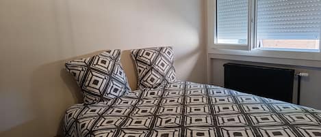 Tabla de planchar con plancha, wifi, ropa de cama
