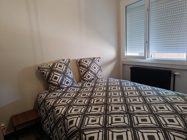 Iron/ironing board, WiFi, bed sheets