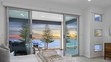 Tabla de planchar con plancha, internet y ropa de cama