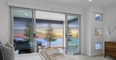 4 bedrooms, iron/ironing board, Internet, bed sheets. Splendour by the Sea by Wine Coast Holidays