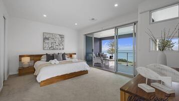 4 bedrooms, iron/ironing board, Internet, bed sheets