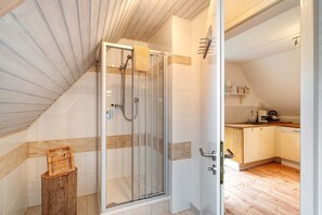 Douche, sèche-cheveux, serviettes fournies
