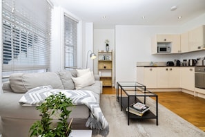 TV - 1 king bed/ Fast wifi/ Earls Court/2 pax/small pet friendly (london)