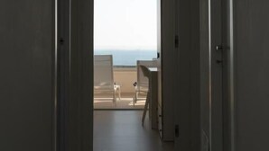 A hallway leading to a balcony with a view of the sea. - Blu Arechi Camere di Charme - Salerno (Salerno)
